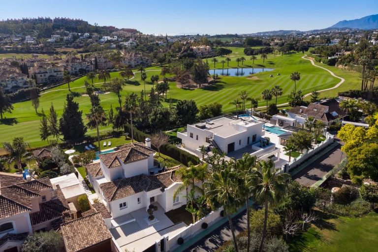 The perfect wellnness service with SENSE8 An aerial view of a luxurious villa surrounded by golf courses and lush greenery in Andalusia – treat yourself to something special and book